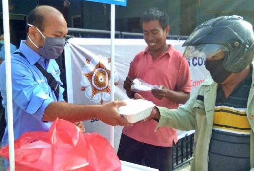 Kagama Sumut Berbagi Nasi Bungkus